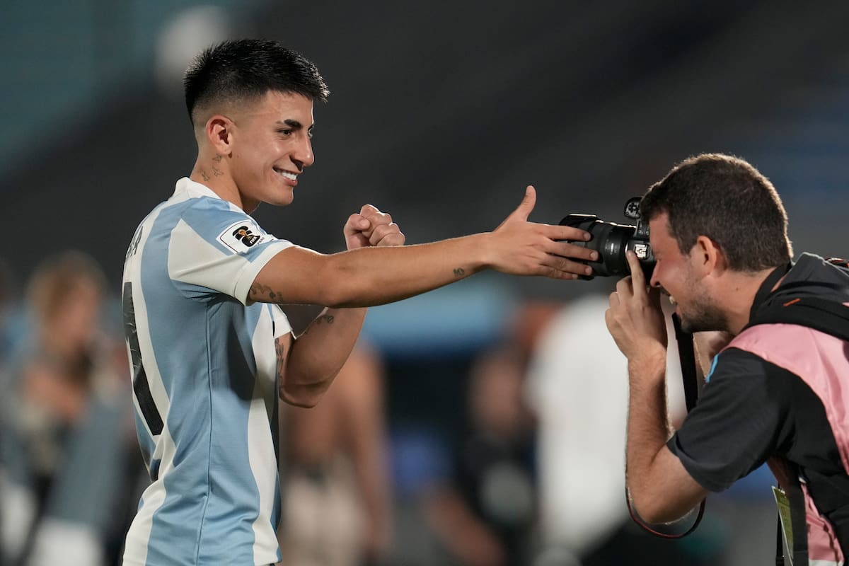 Thiago Almada posa para una foto tras haber marcado el gol para la victoria 1-0 ante Uruguay por las eliminatorias del Mundial, un tanto clave en su carrera en la selección; ante Chile volvió a hacer un partido destacado