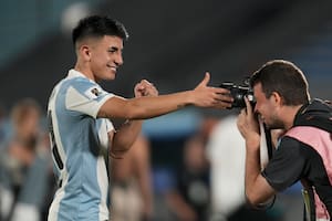Thiago Almada posa para una foto tras haber marcado el gol para la victoria 1-0 ante Uruguay por las eliminatorias del Mundial, un tanto clave en su carrera en la selección; ante Chile volvió a hacer un partido destacado