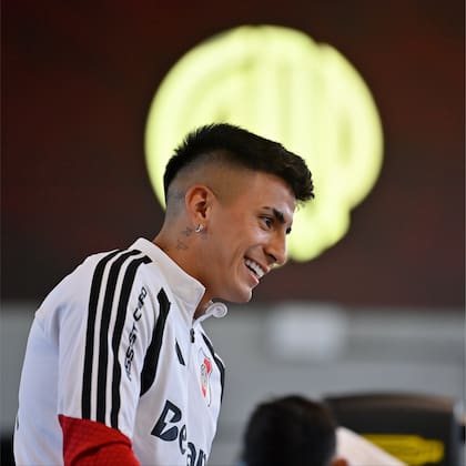 Thiago Almada, presionado por el momento de River y el monto que los dirigentes pagaron por su pase