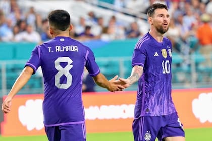 Thiago Almada, que juega en la MLS, y Lionel Messi, en un amistoso en la gira por los Estados Unidos que hizo el seleccionado en septiembre pasado.