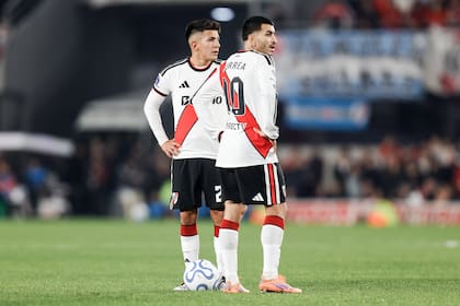 Thiago Almada y Ángel Correa