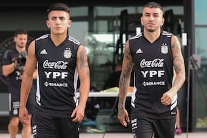 Thiago Almada y Ángel Correa, juntos en un entrenamiento de la selección; fueron convocados de urgencia