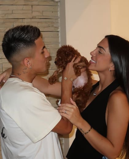 Thiago Almada y Antonella con su perrito