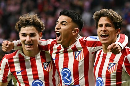 Thiago Almada y el festejo de gol en Atlético de Madrid con Julián Alvarez y Giuliano Simeone