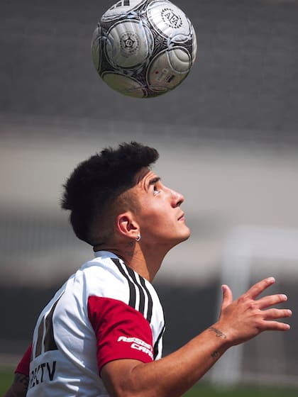 Thiago Almada y la pelota