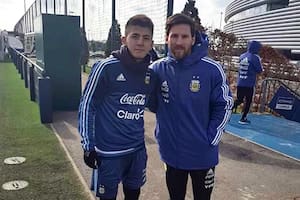 Thiago Almada y Lionel Messi en Rusia 2018, cuando el juvenil de Vélez tenía 17 años y participó entre los sparrings del equipo de Jorge Sampaoli