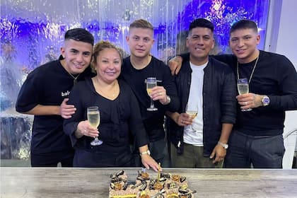 Thiago Almada y su familia festejaron la convocatoria al Mundial de Qatar 2022