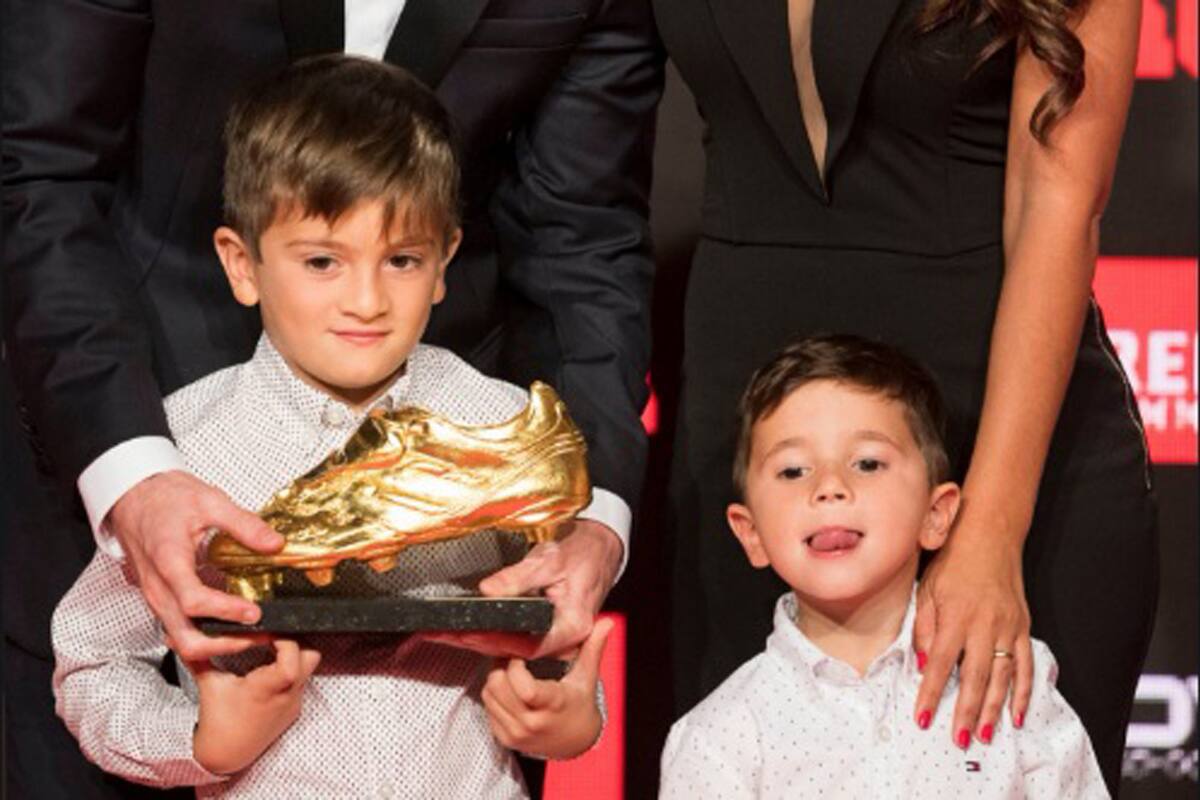 Thiago, con el premio del Botín de Oro y Mateo... haciendo de las suyas