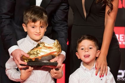 Thiago, con el premio del Botín de Oro y Mateo... haciendo de las suyas