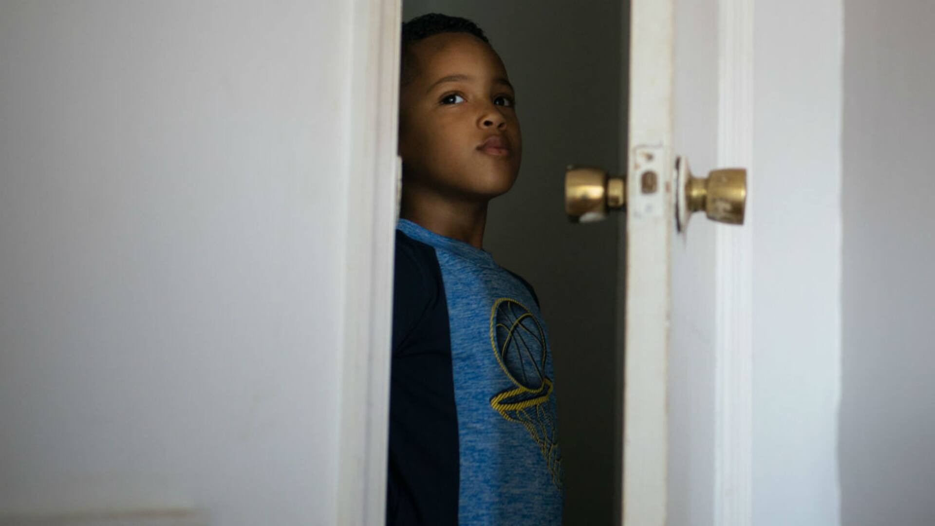 Thiago, de cinco años, escondido en un placard