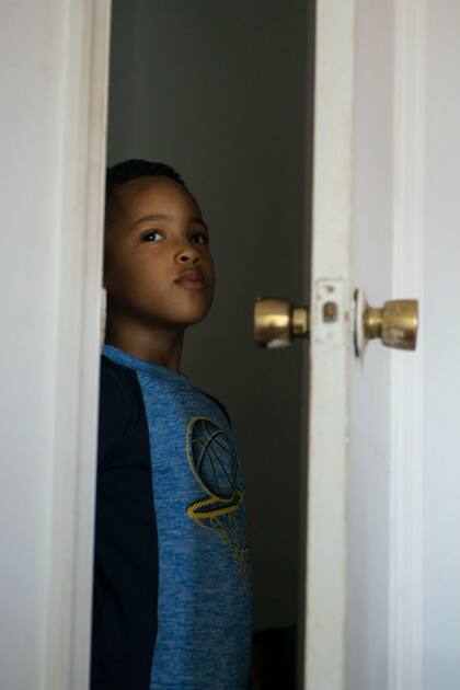 Thiago, de cinco años, escondido en un placard