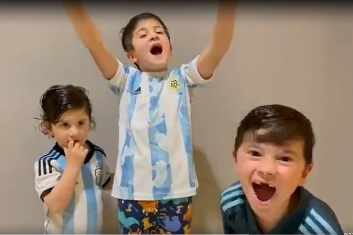 Thiago (en el centro) y Mateo Messi (camiseta azul), en un festejo para festejar con su papá el título de la Copa América; Ciro, el menor de los tres hermanos, acompaña