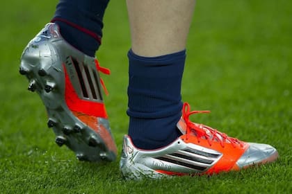 "Thiago" escrito en los botines de la pulga