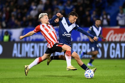 Thiago Fernández en acción ante Estudiantes