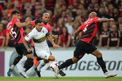 Thiago Heleno (de espaldas, con la camiseta 4) intenta marcar a Tevez en el partido que Paranaense derrotó a Boca por 3-0. Luego del encuentro, la prueba antidopaje de Heleno dio positiva.