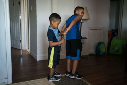 Thiago juega a esposar a un amigo