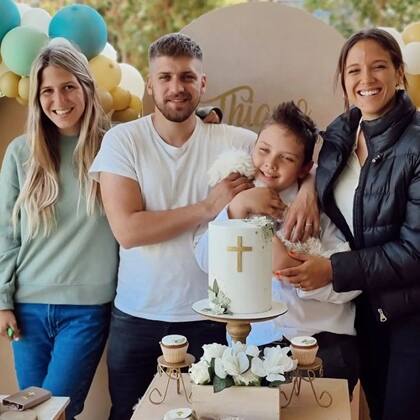 Thiago junto a Bárbara Puchetta y su marido