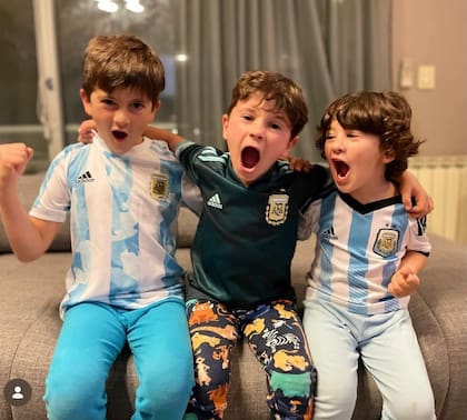 Thiago, Mateo y Ciro celebrando el triunfo en la Copa América 2021 (Foto: Instagram @antonelaroccuzzo)