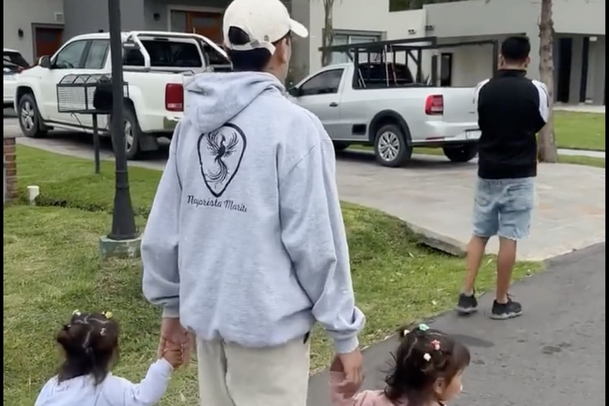 Thiago Medina de paseo hoy junto a sus hijas
