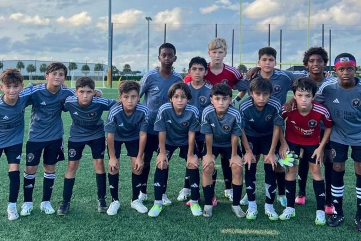 Thiago Messi, el segundo de izquierda a derecha, debutó con el equipo sub-12 de la academia de Inter Miami