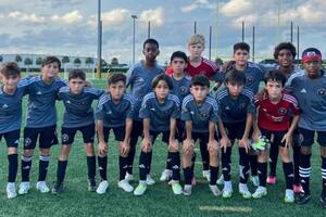 Thiago Messi, el segundo de izquierda a derecha, debutó con el equipo sub-12 de la academia de Inter Miami