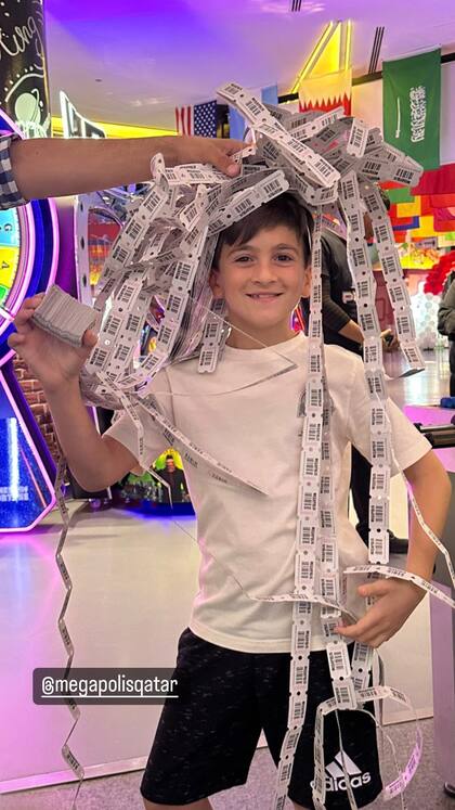Thiago Messi se mostró feliz con la cantidad de tickets que ganó en los juegos
