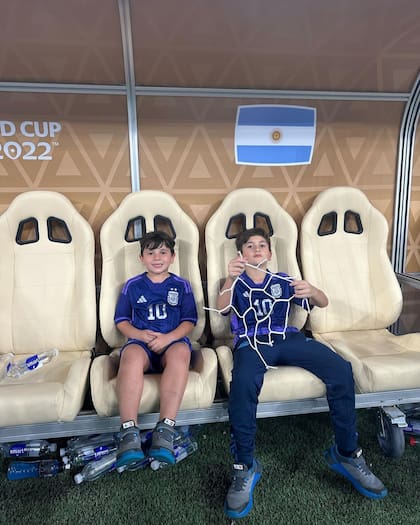 Thiago Messi se quedó con un trozo de la red del arco de la final del Mundial de Qatar
