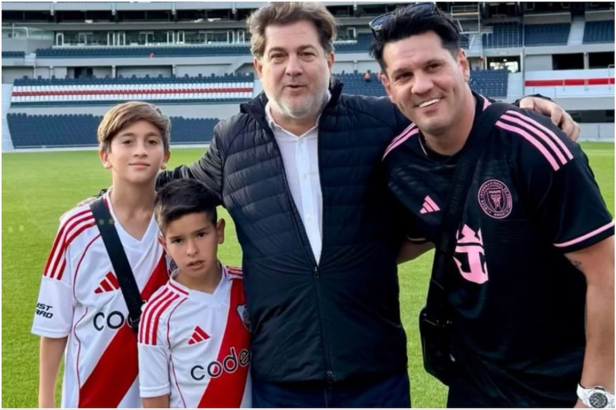 Thiago Messi visitó la cancha de River y se llevó la camiseta del Millonario