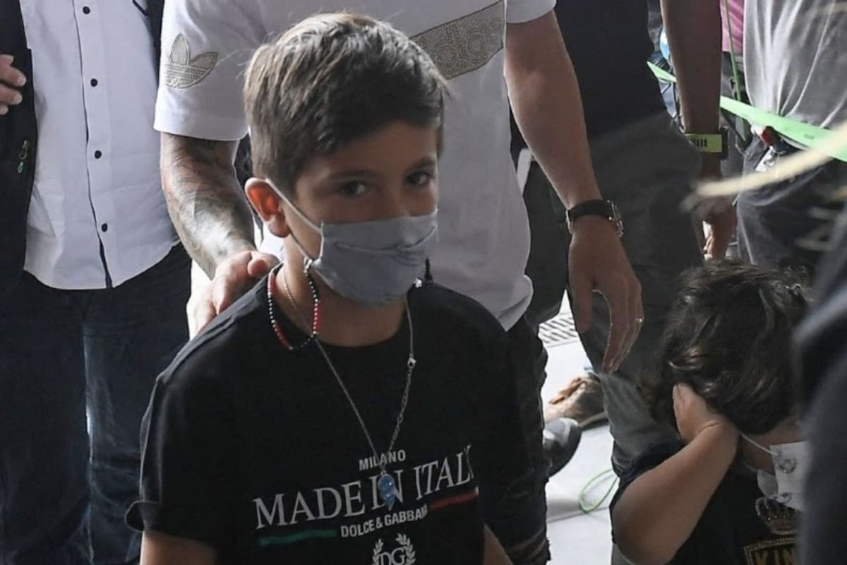 Thiago Messi voló a París con una cadenita de Newell's Old Boys como portabarbijo