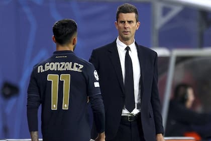 Thiago Motta consuela a Nico González, que salió cabizbajo tras su lesión