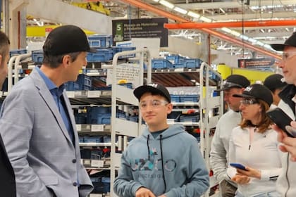 Thiago Príncipe en la visita a la planta Industrial