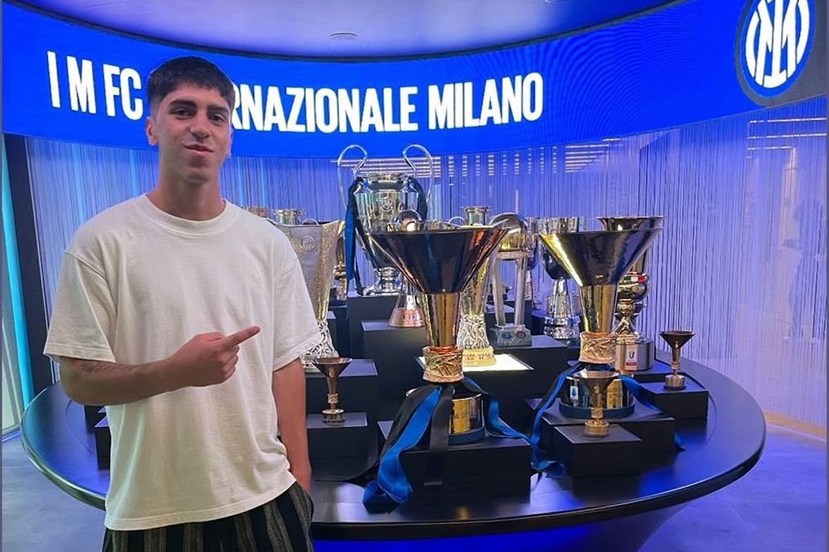 Thiago Romano en la sala de trofeos de Inter; otro argentino con proyección en el fútbol europeo