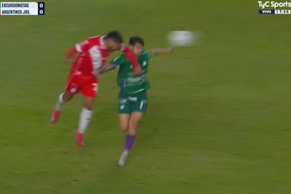 Thiago Schiavulli recibe un golpe de Sebastián Prieto, pero el jugador de Excursionistas será el expulsado por el árbitro Pafundi