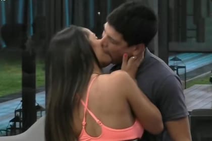 Thiago se convirtió en el "líder" de la semana y celebró el premio con un apasionado beso a Daniela en Gran Hermano