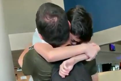 Thiago se funde en un largo abrazo con su padre tras la final de la Copa Mundial de Fortnite