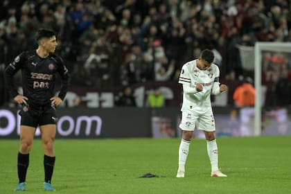Thiago Silva, el veterano capitán de Fluminense, festeja la clasificación, ante el lamento de Sepúlveda, autor de un gol