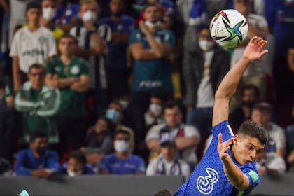 Thiago Silva, en el aire, con el brazo excesivamente arriba