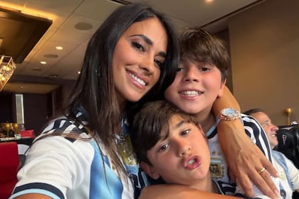 Thiago solo aceptó posar para la foto de portada, por lo que Antonela se mostró junto a Mateo y Ciro en el carrete