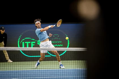 Thiago Tirante castigando la pelota de drive, durante su debut en la Davis