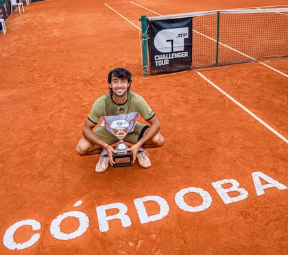 Thiago Tirante, con el trofeo de campeón del Challenger de Córdoba