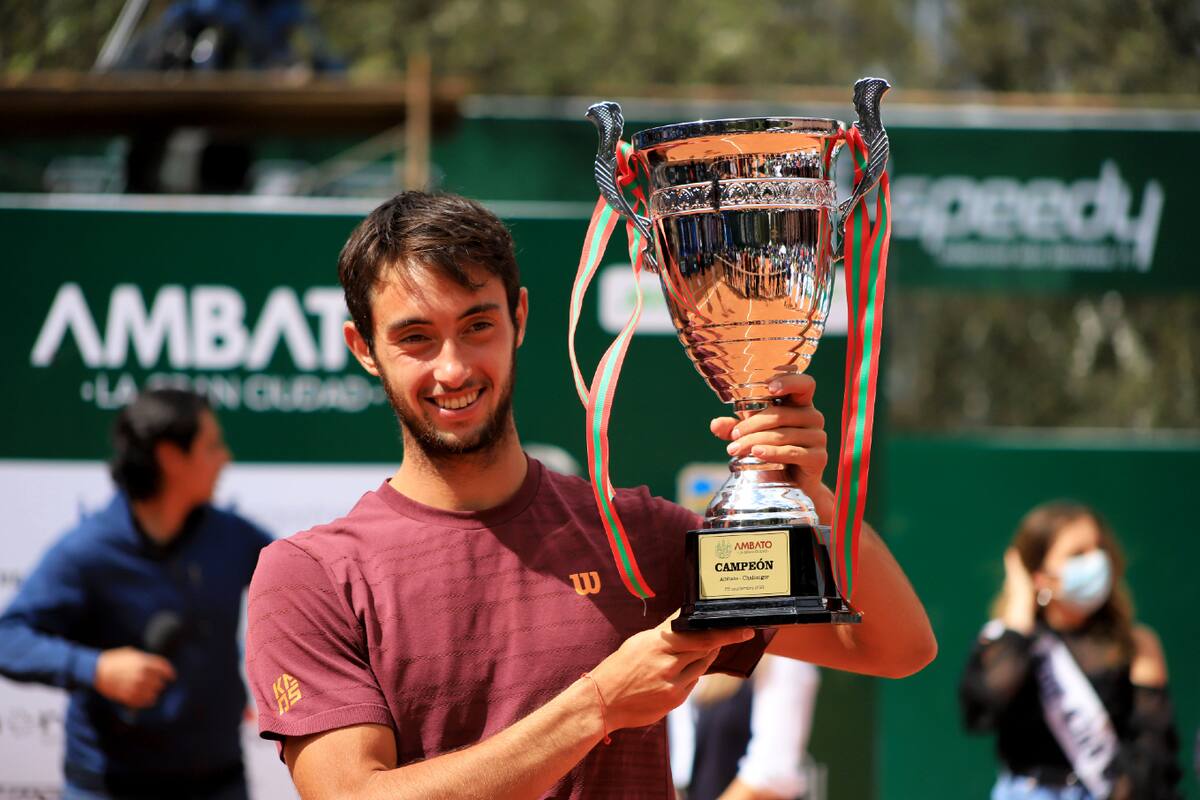 Thiago Tirante, con el trofeo de campeón en el Challenger de Ambato, su primera conquista en este nivel del tour en 2021