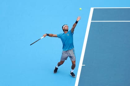 Thiago Tirante ejecutando un saque en su reciente triunfo ante Djokovic en Cincinnati: es un golpe en el que el jugador platense confía mucho