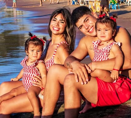 Thiago y Daniela junto a sus dos hijas, Laia y Aimé (Foto: @thi4go_km)