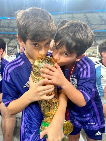 Thiago y Mateo con la Copa del Mundo y la medalla de campeón (Foto: Instagram @antonelaroccuzzo)