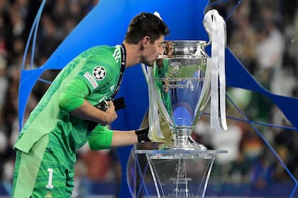 Thibaut Courtois, figura en la final, besa el trofeo más importante de Europa