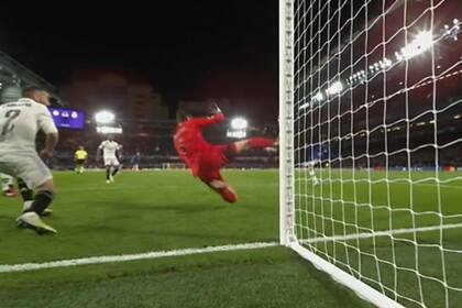 Thibaut Courtois se lanza hacia adelante y le ahoga el festejo a Chelsea sobre el final de la primera etapa; en el segundo tiempo, Real Madrid ganó otra vez por 2-0 y se clasificó semifinalista de la Champions League.