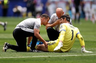 Courtois era figura, se lesionó, salió llorando y defendió a su reemplazante, responsable en el 2-1 de España