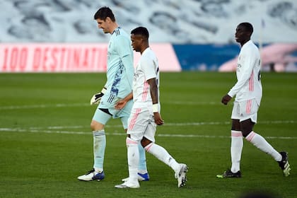 La decepción de Thibaut Courtois, Vinicius Junior y Ferland Mendy, tras la derrota de Real Madrid por 2-1 ante Levante; fue la cuarta derrota en el torneo