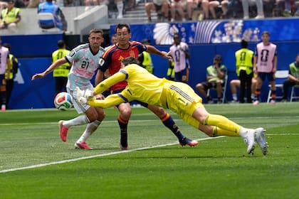 Thibaut Courtois vuela para despejar la pelota