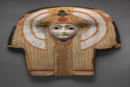La cara de un ataúd egipcio de madera pintada con fecha 945-712 AC